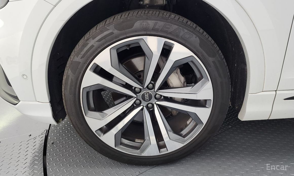  Audi Q8