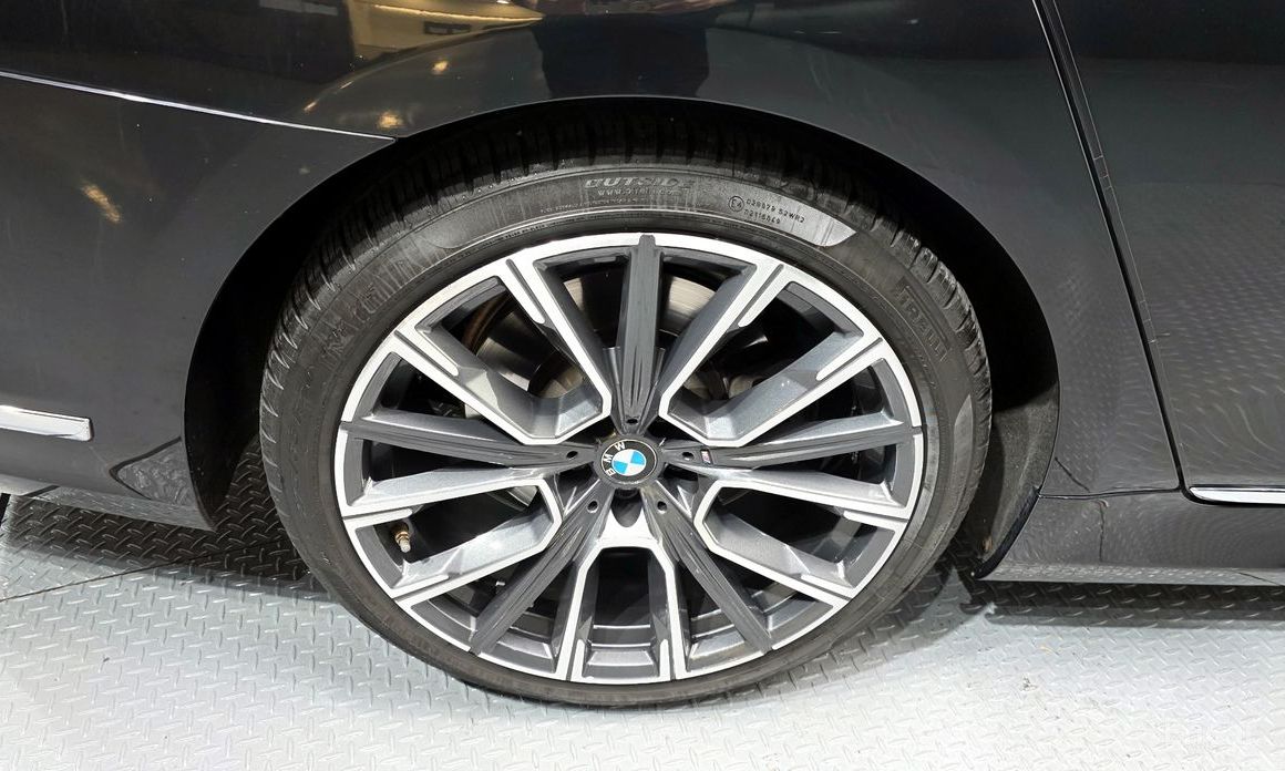  BMW 7-Series