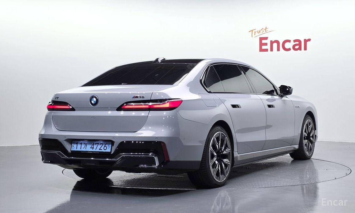  BMW i7