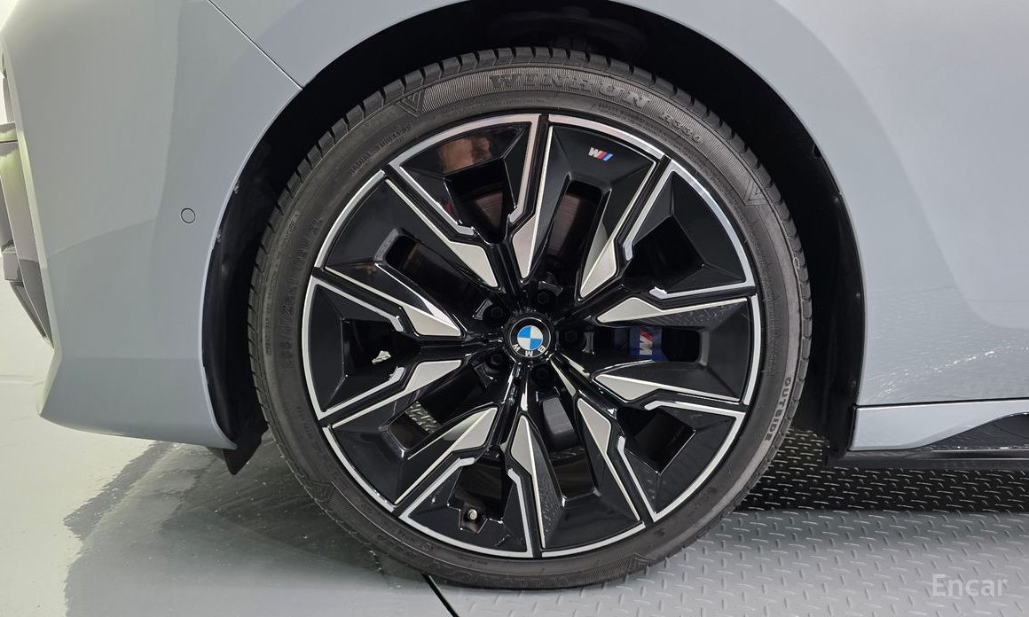  BMW i7