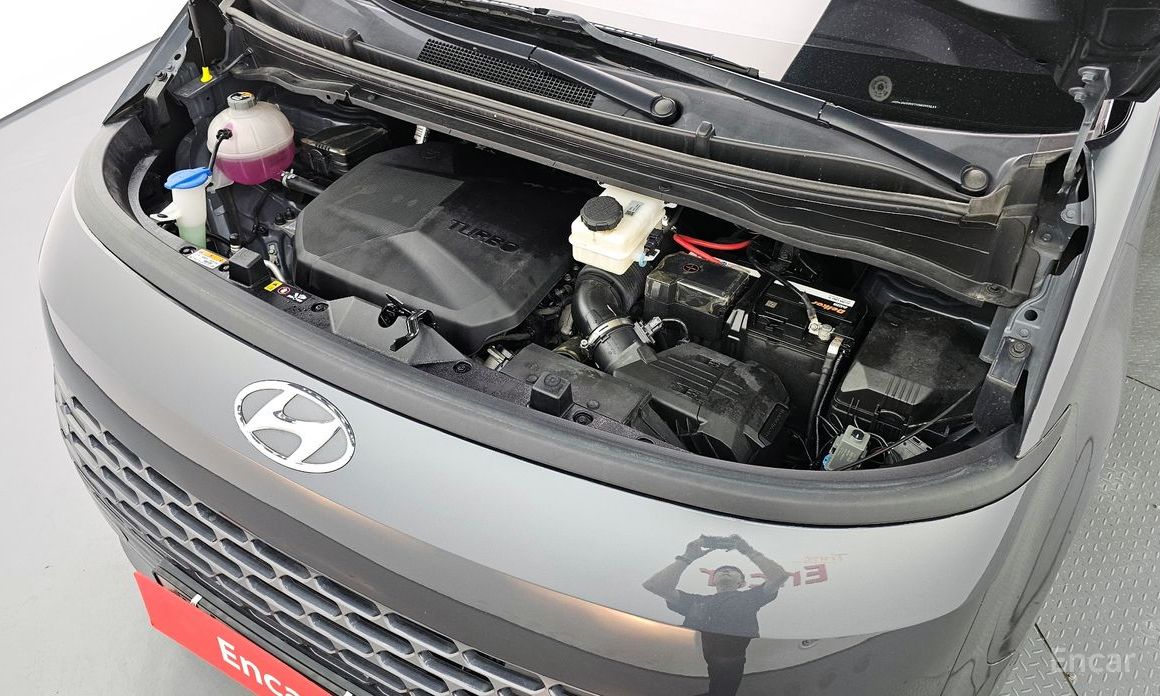  Hyundai Staria