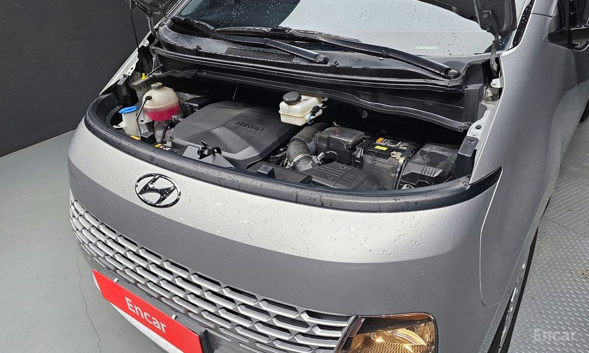 Hyundai Staria