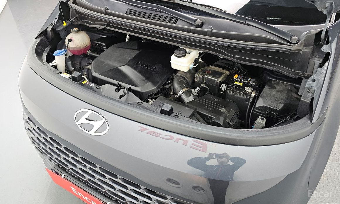  Hyundai Staria