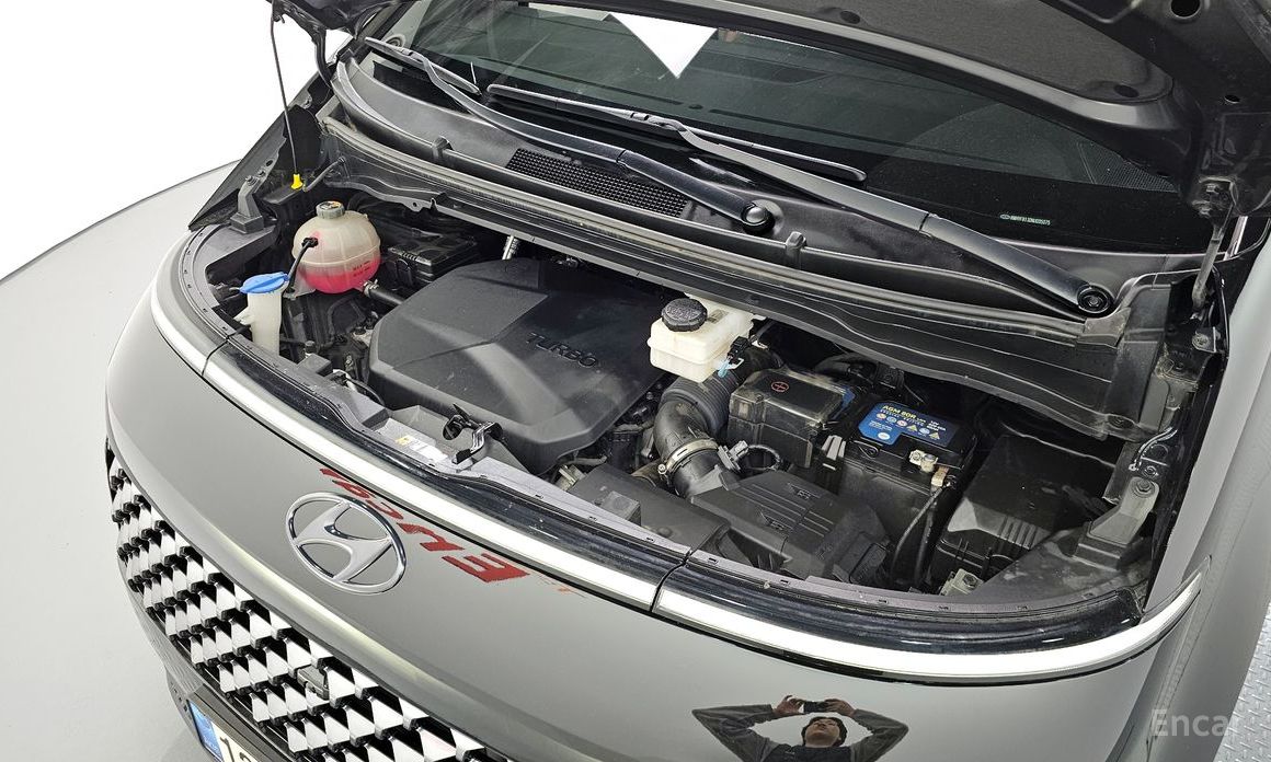  Hyundai Staria
