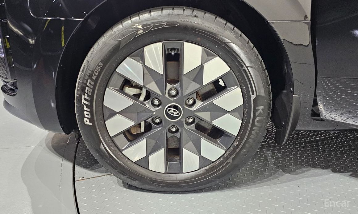  Hyundai Staria