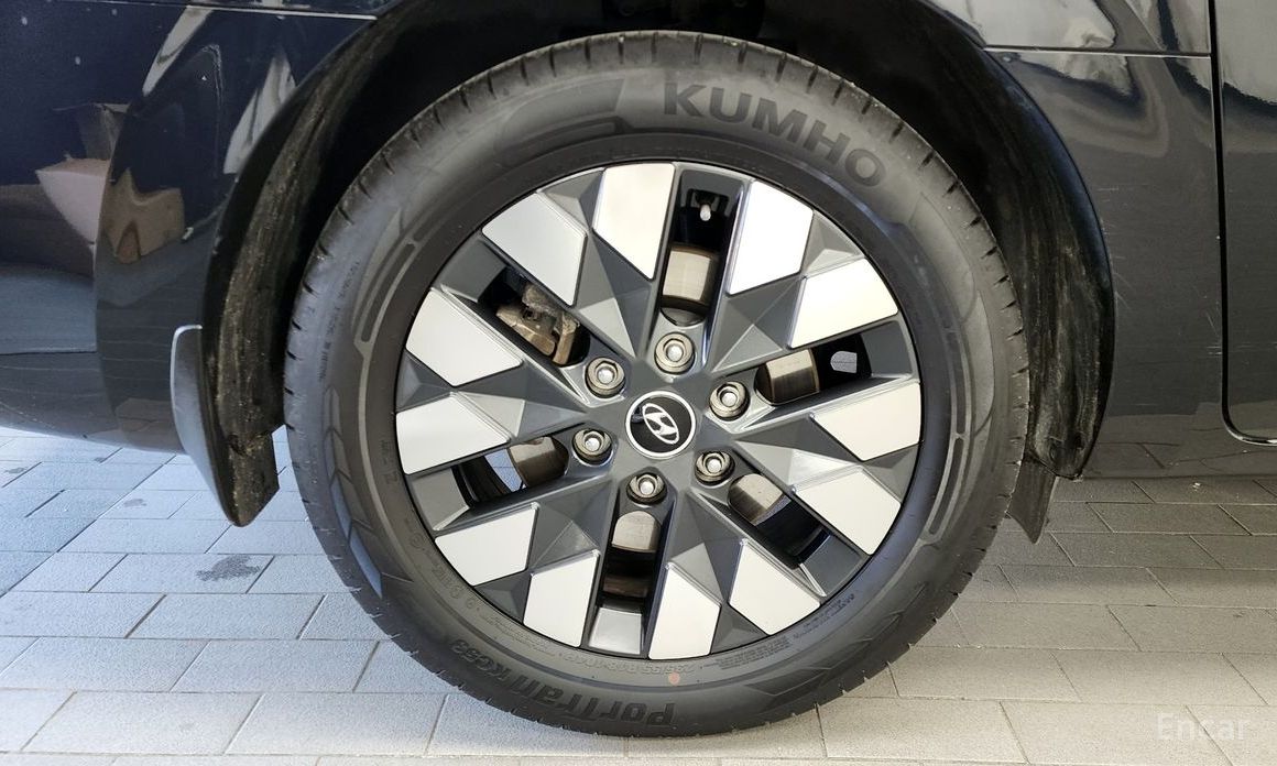  Hyundai Staria