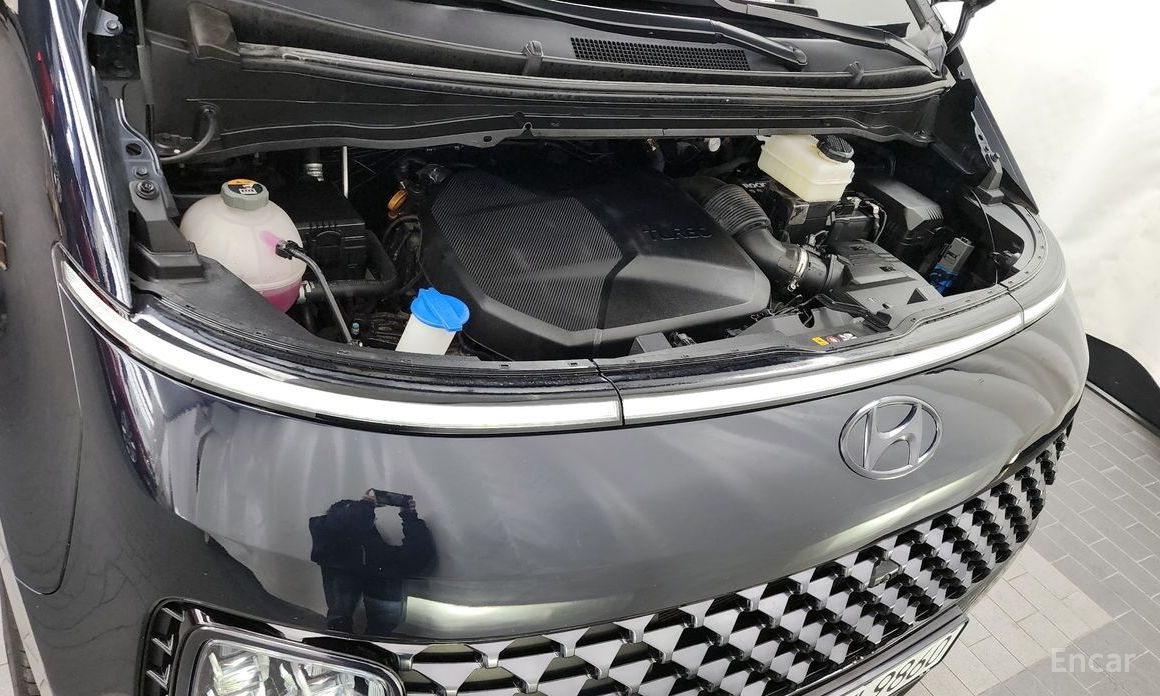  Hyundai Staria