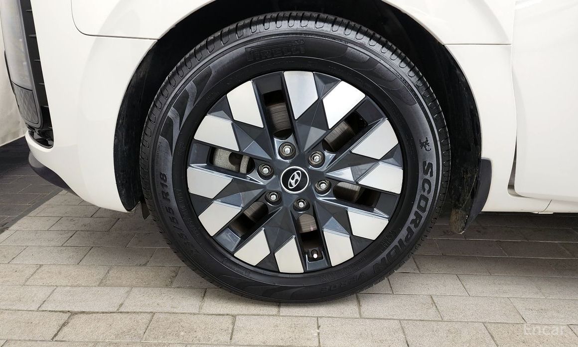  Hyundai Staria
