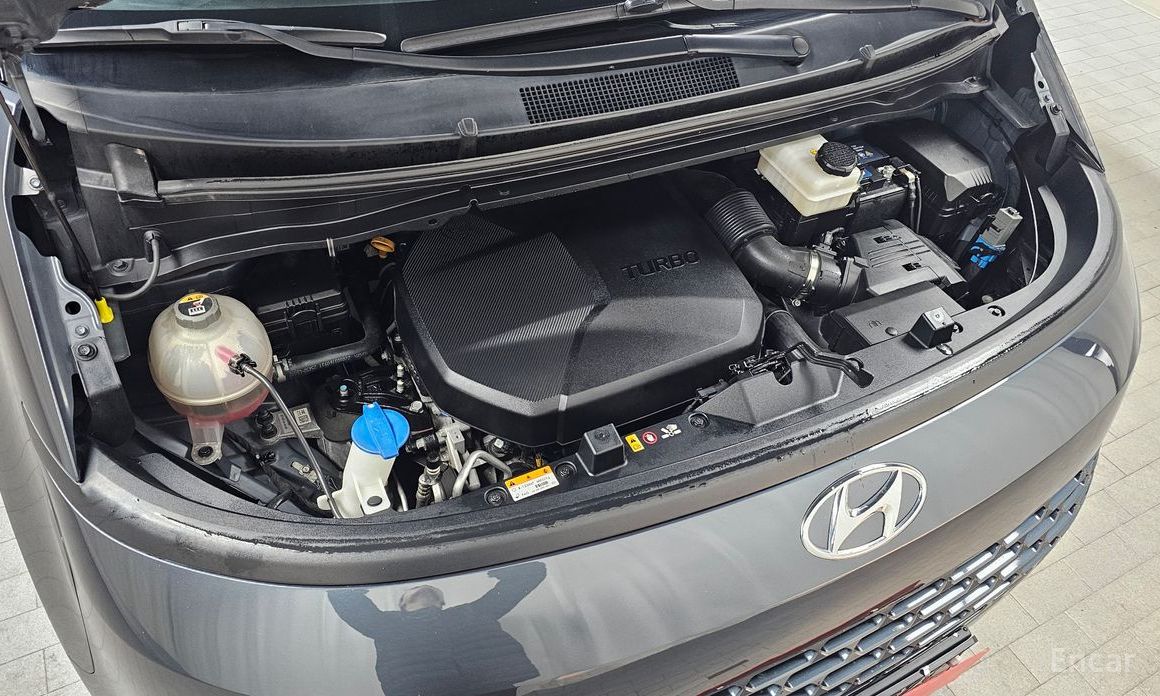  Hyundai Staria