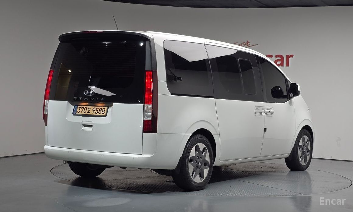 Hyundai Staria
