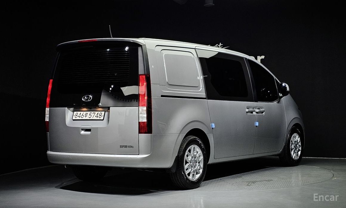  Hyundai Staria