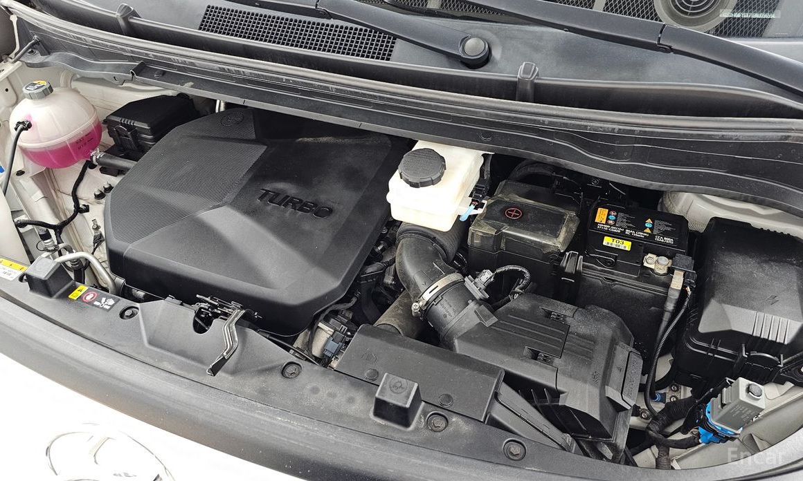  Hyundai Staria