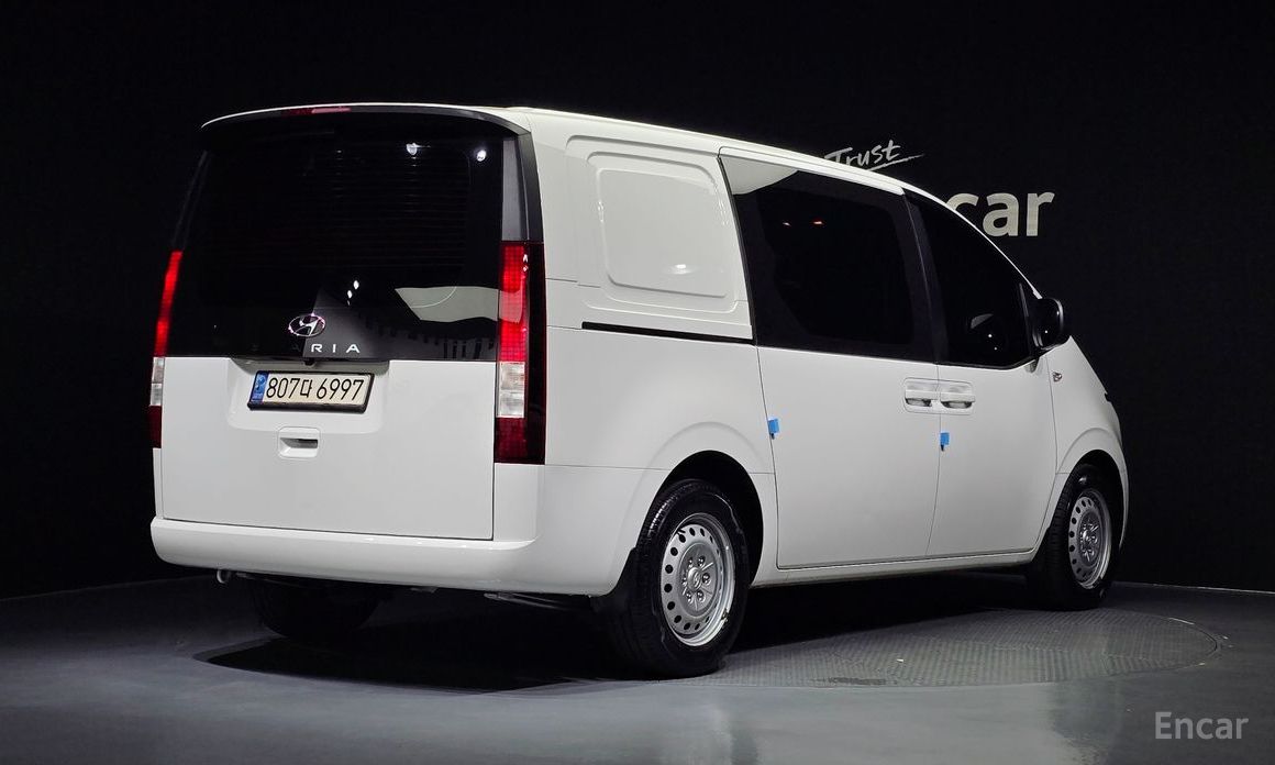  Hyundai Staria
