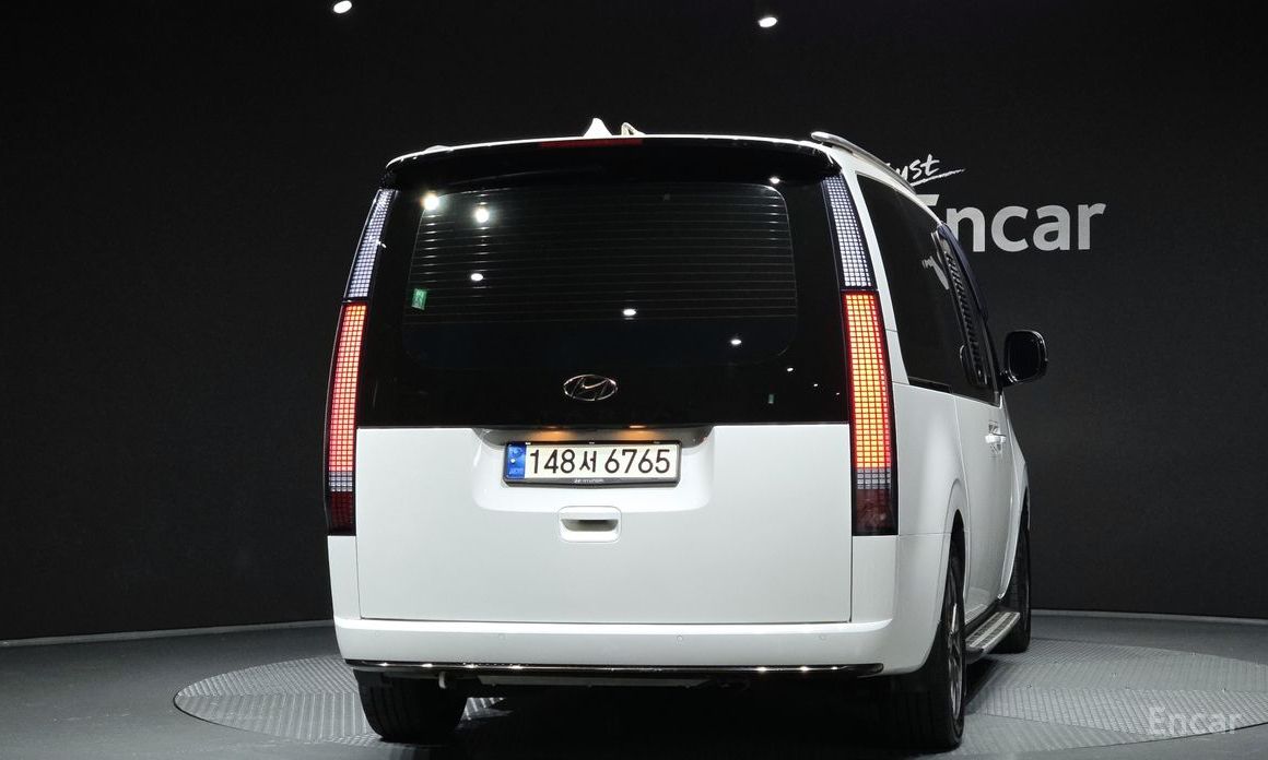  Hyundai Staria