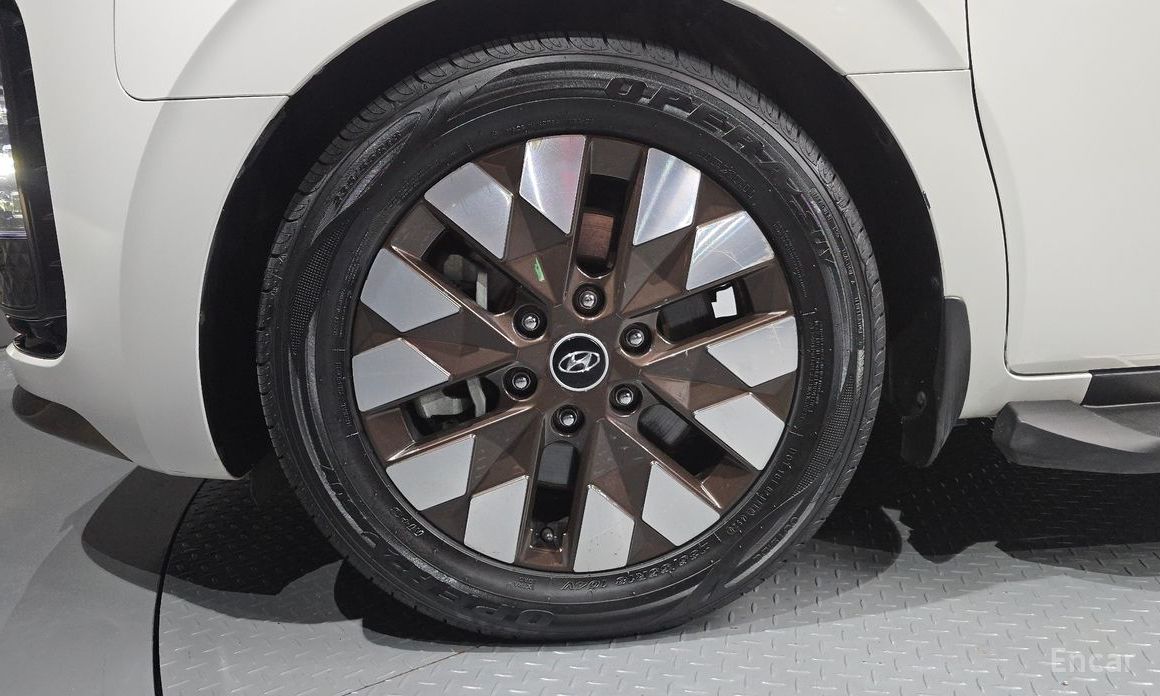  Hyundai Staria