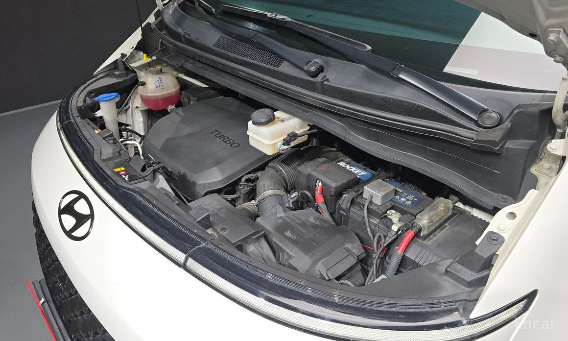  Hyundai Staria