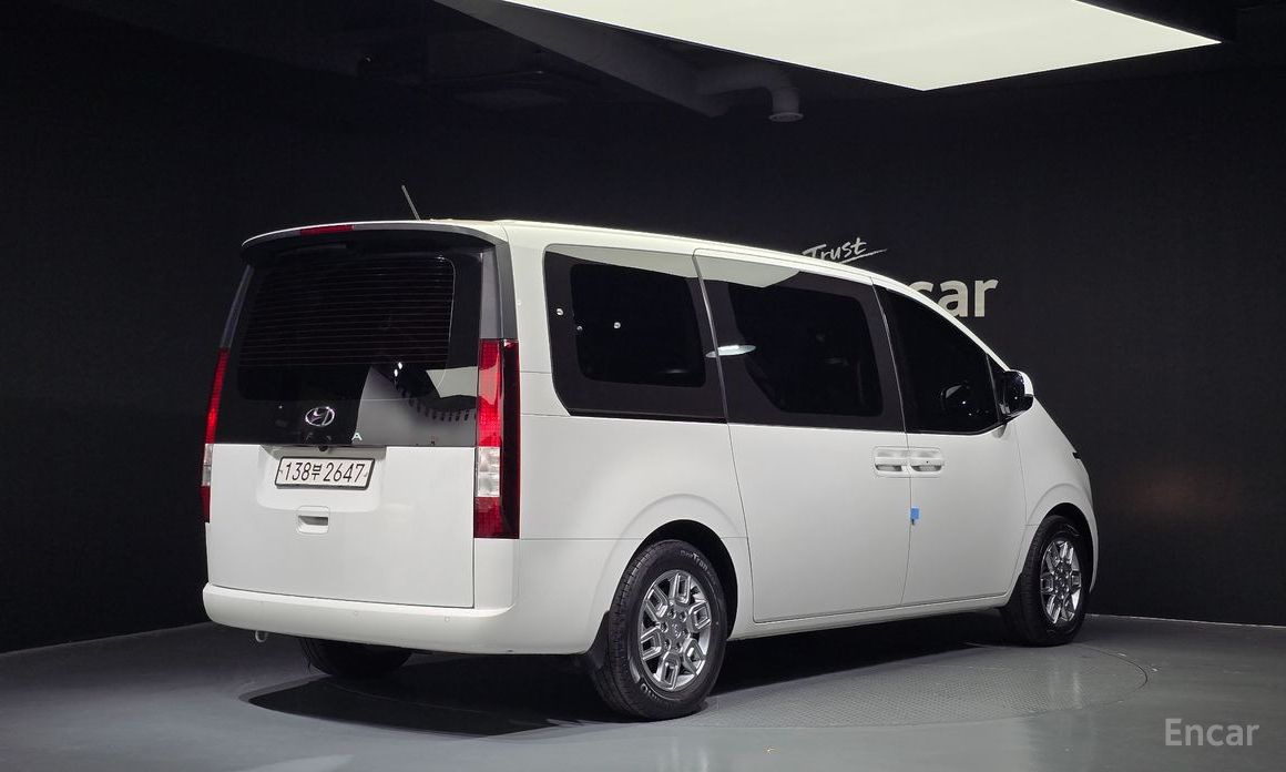  Hyundai Staria