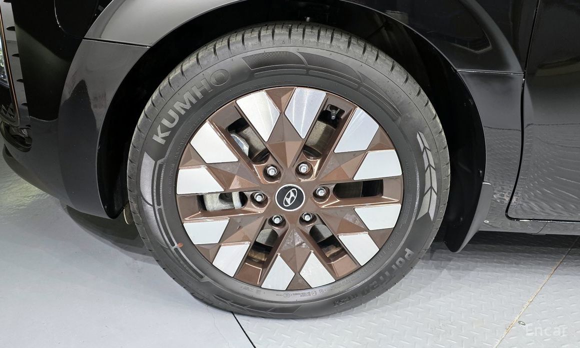  Hyundai Staria