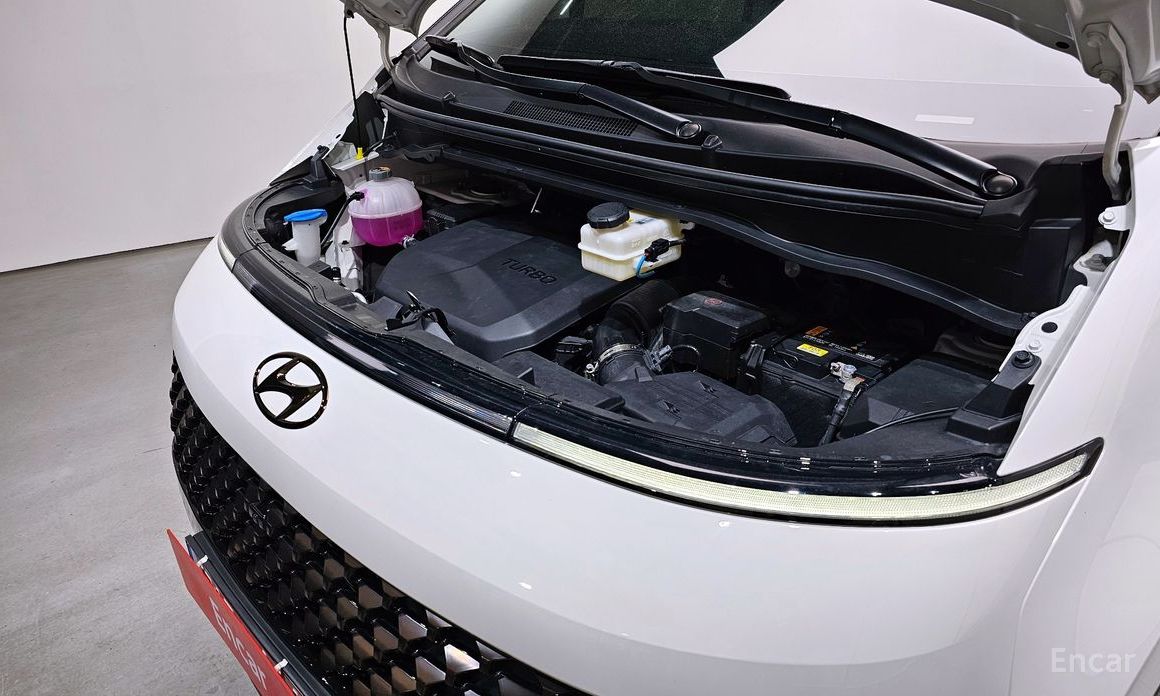  Hyundai Staria