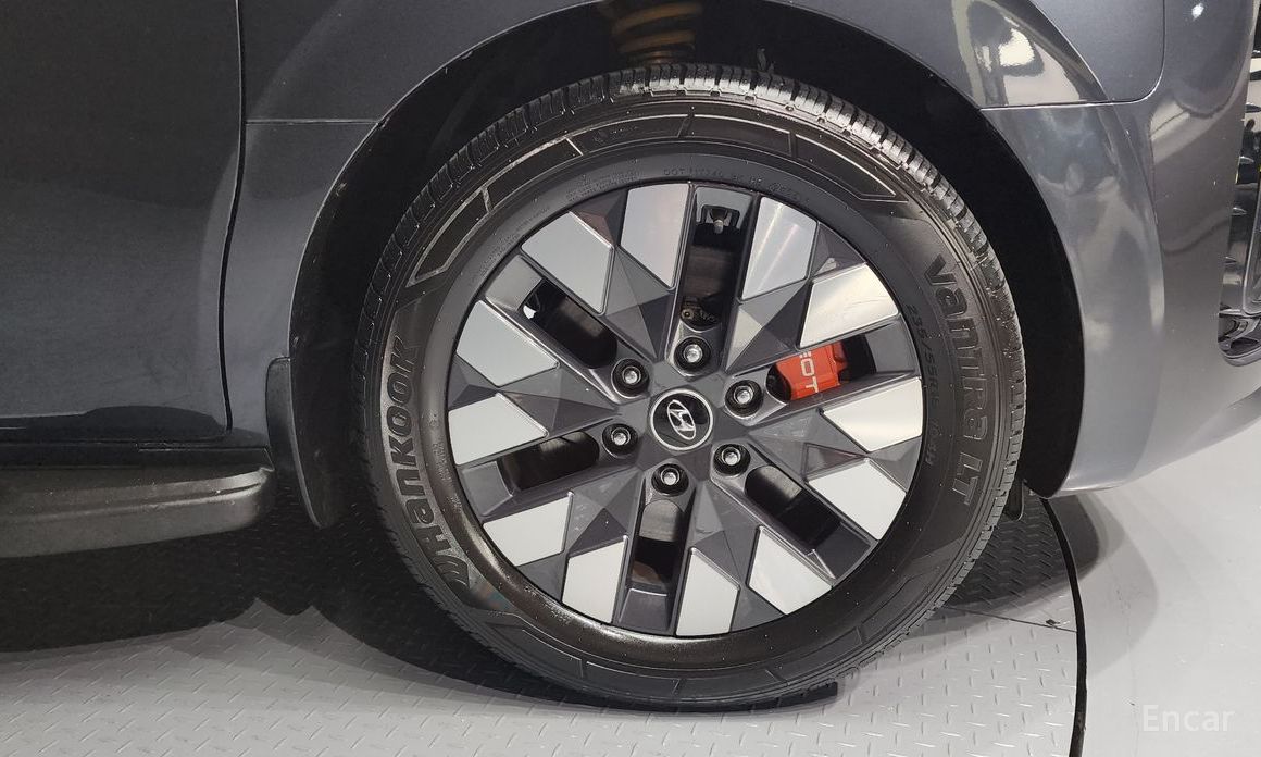  Hyundai Staria
