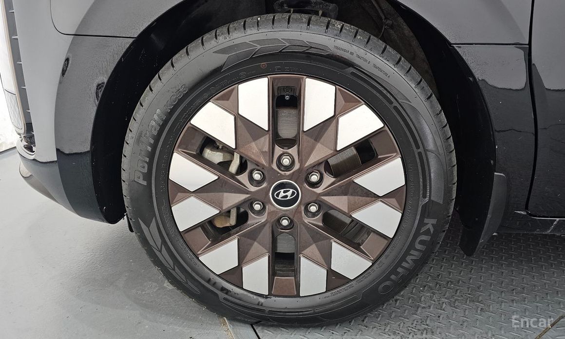  Hyundai Staria