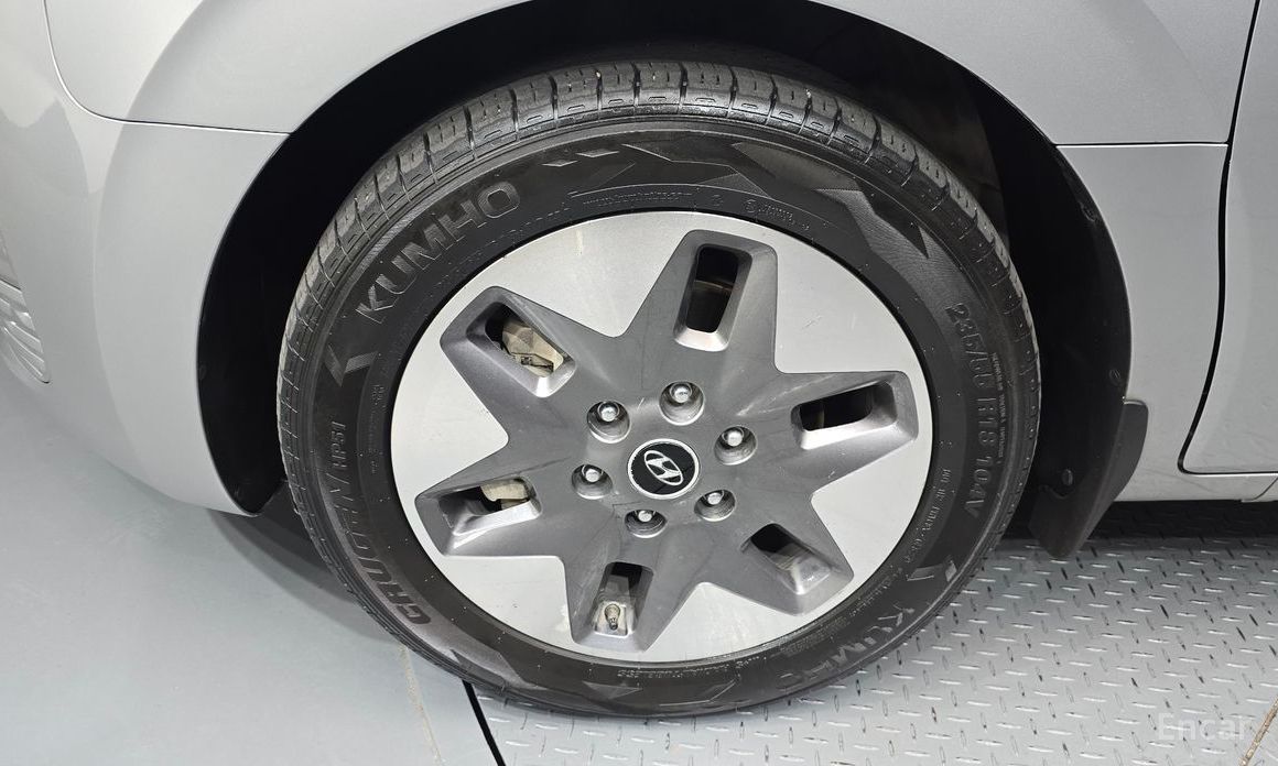  Hyundai Staria