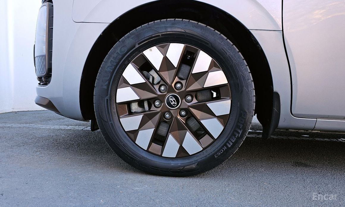  Hyundai Staria