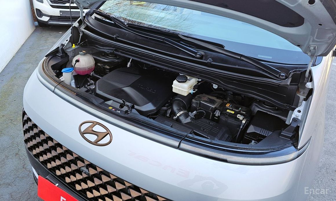  Hyundai Staria