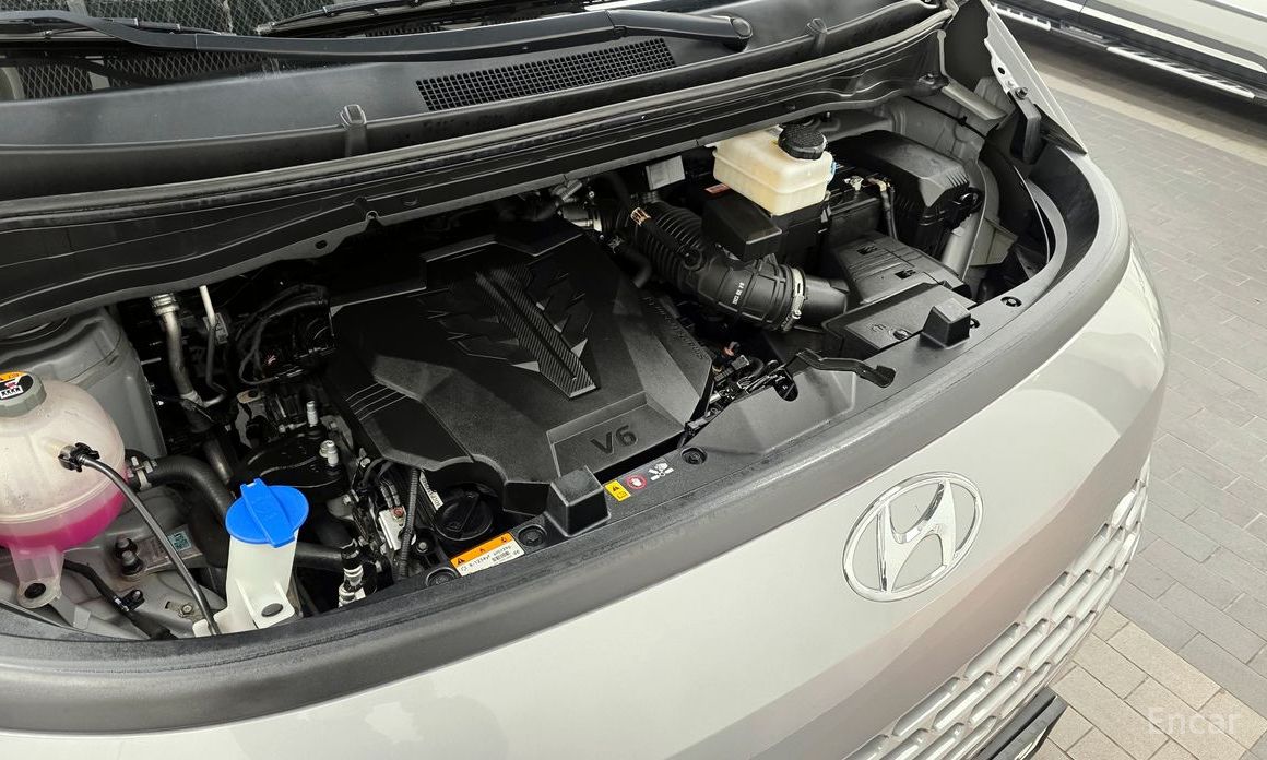  Hyundai Staria