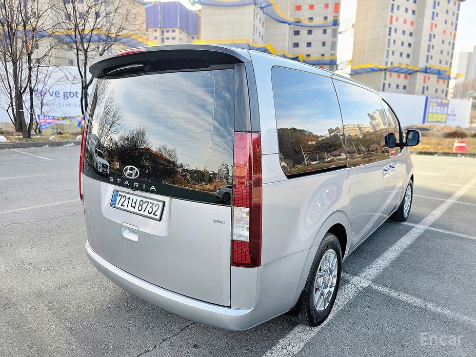  Hyundai Staria