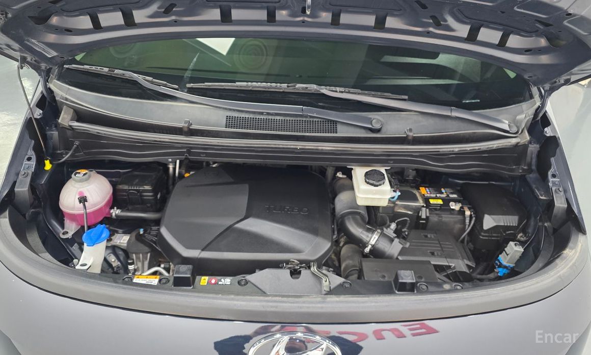  Hyundai Staria