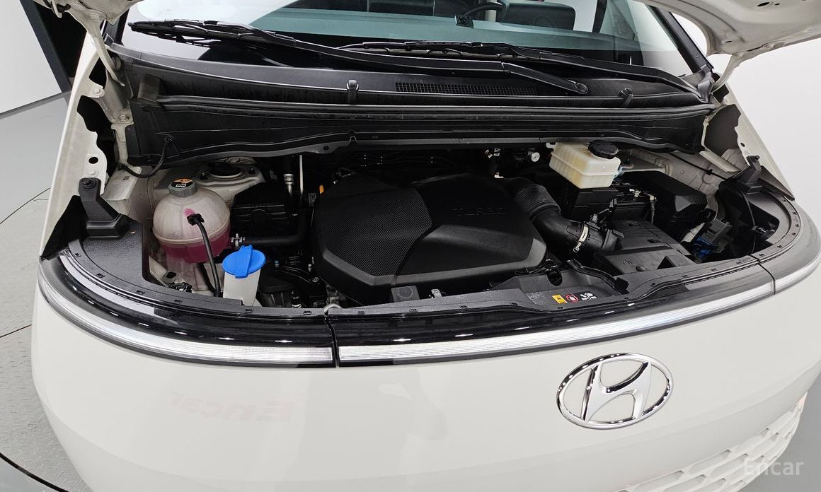  Hyundai Staria
