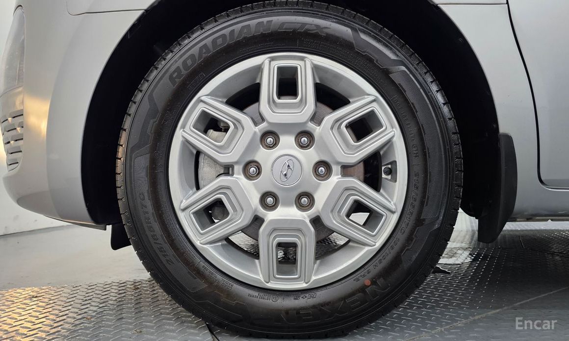  Hyundai Staria