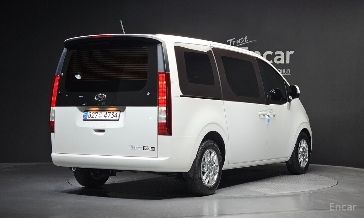  Hyundai Staria