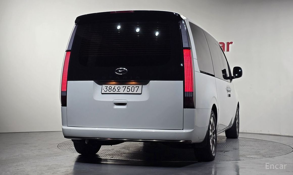  Hyundai Staria