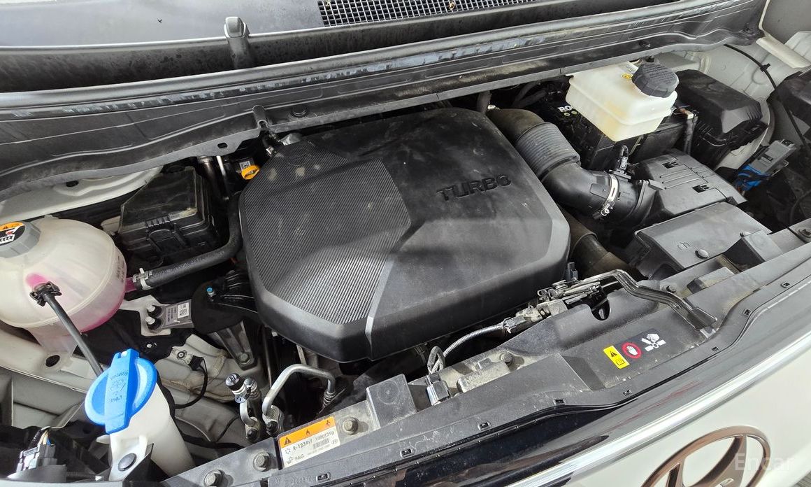  Hyundai Staria
