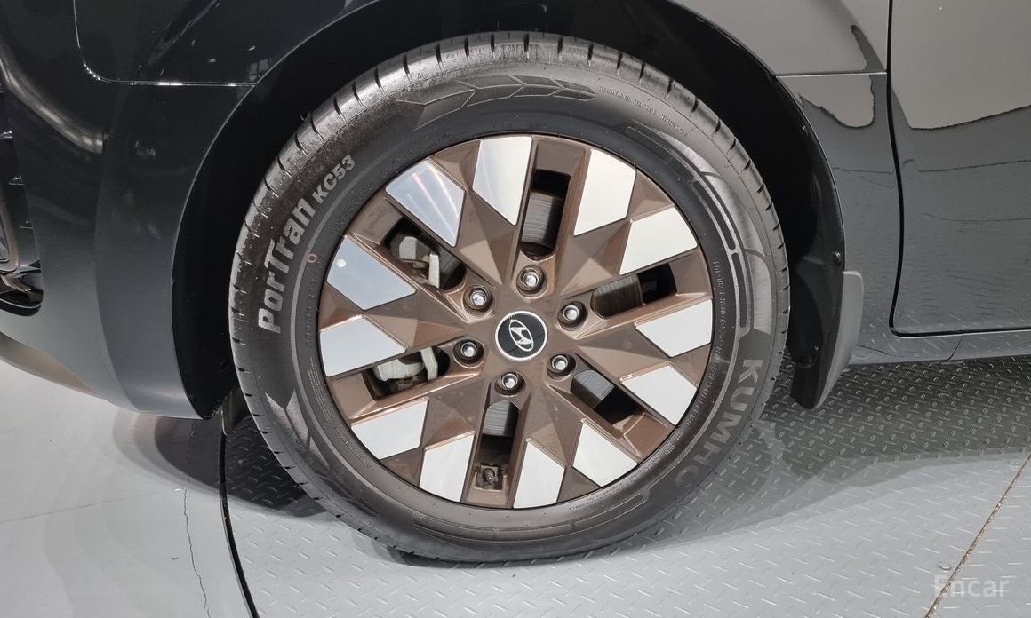  Hyundai Staria