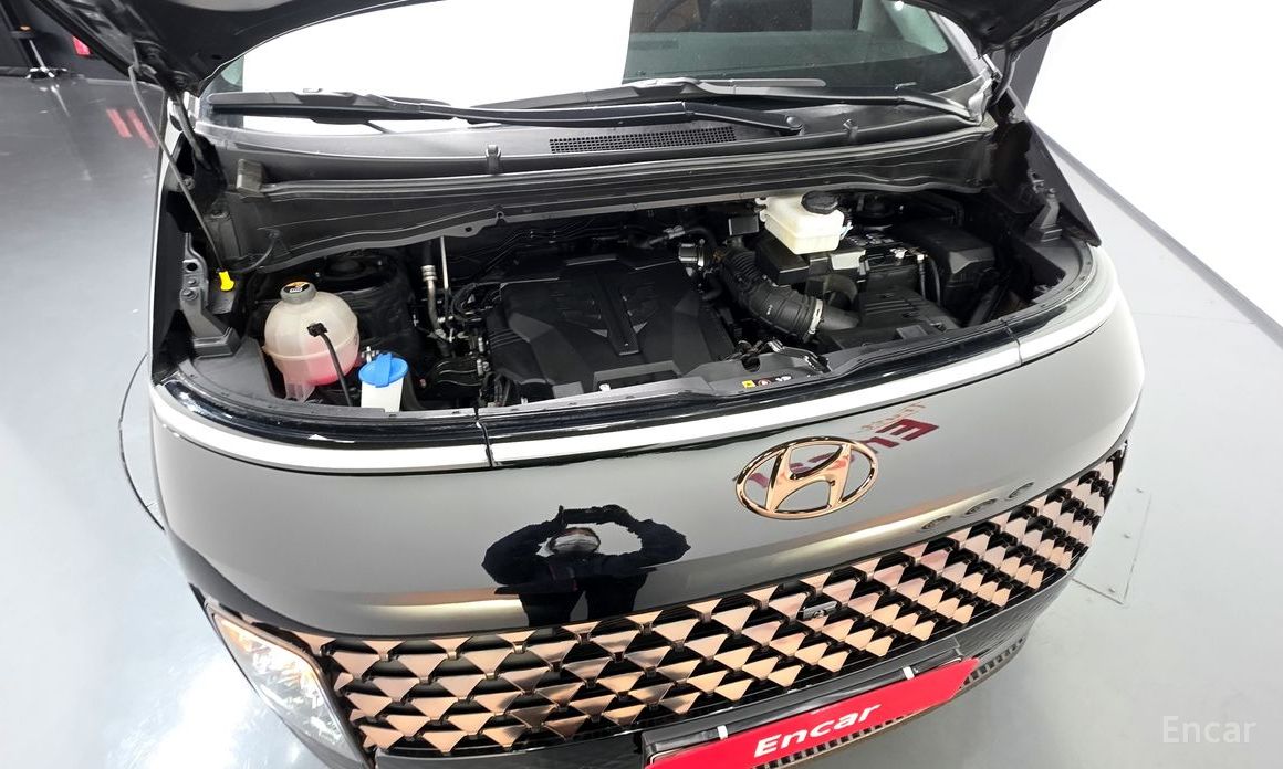  Hyundai Staria