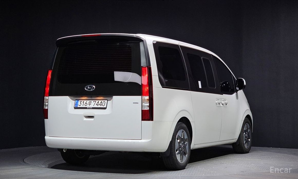  Hyundai Staria