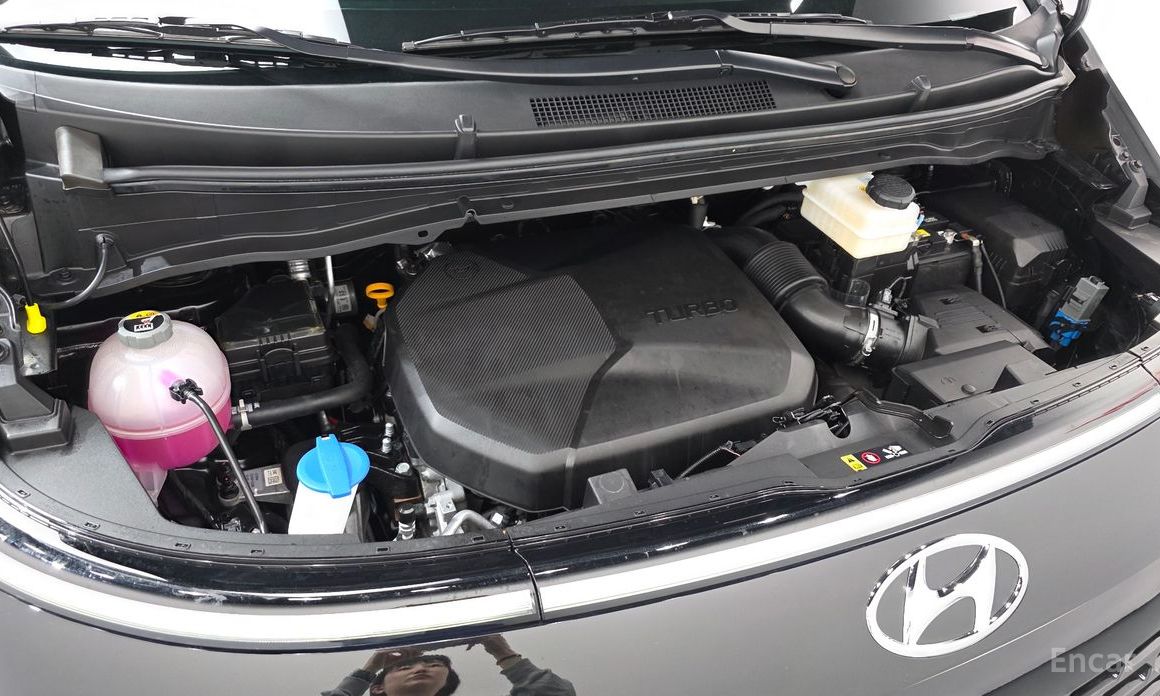  Hyundai Staria
