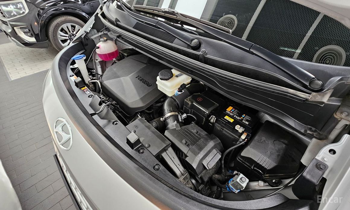  Hyundai Staria