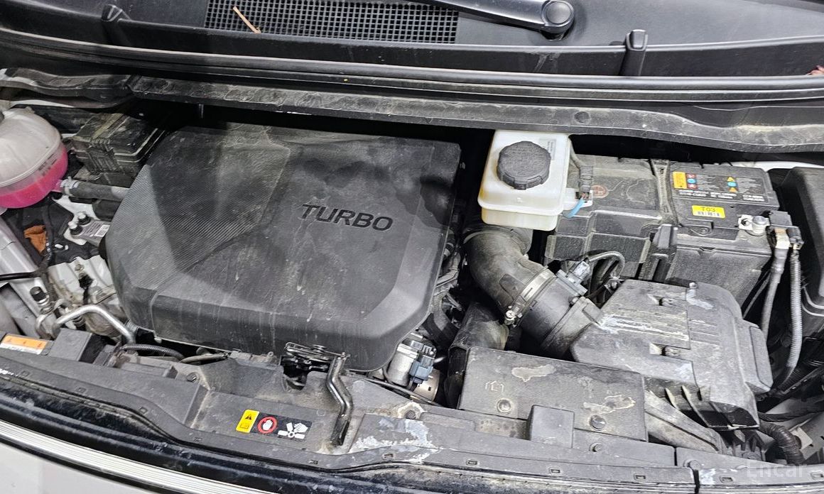  Hyundai Staria
