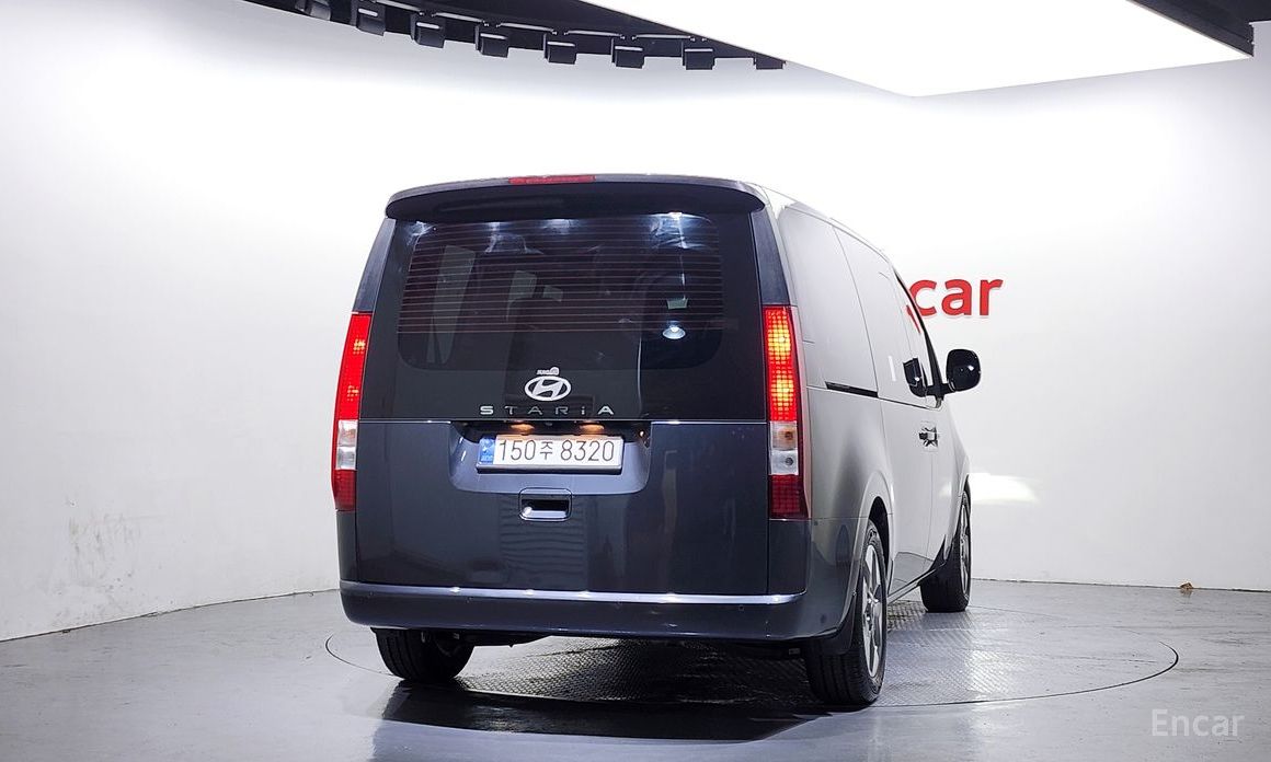  Hyundai Staria
