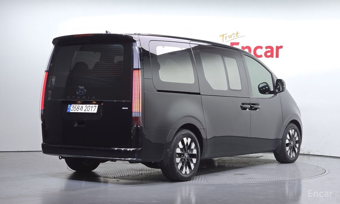  Hyundai Staria