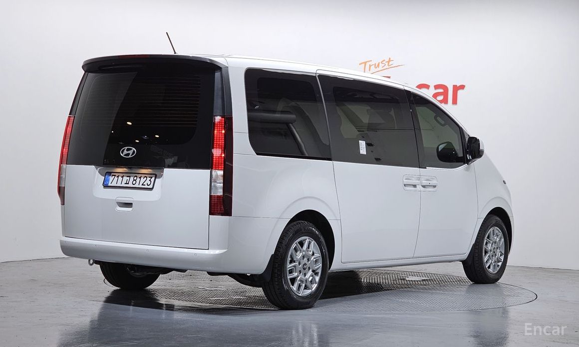  Hyundai Staria