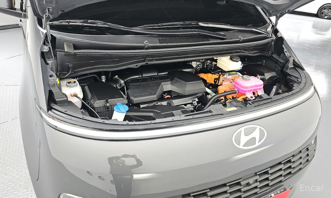  Hyundai Staria