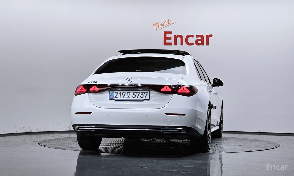  Mercedes-Benz E-Class