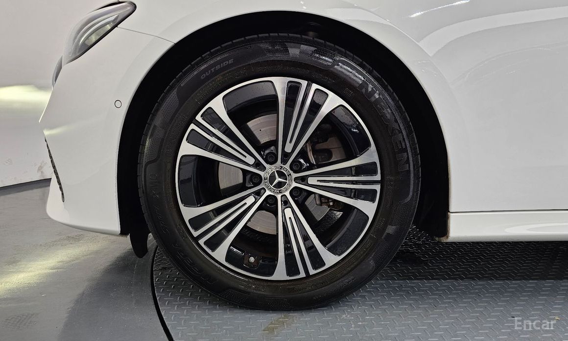  Mercedes-Benz E-Class