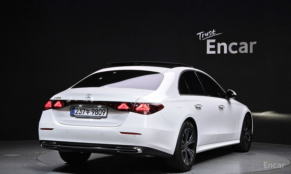  Mercedes-Benz E-Class