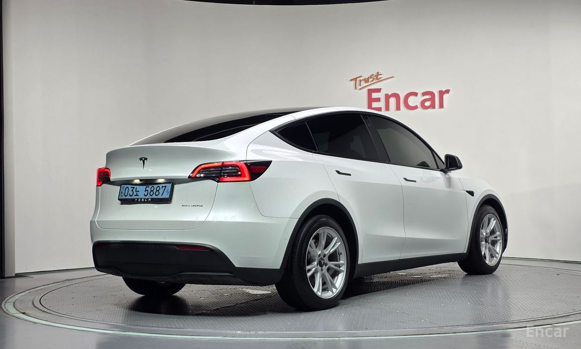  Tesla Model Y